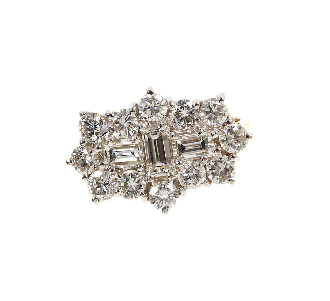 Lot 453 - Diamond cluster ring