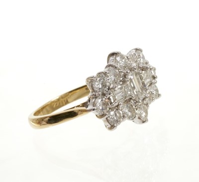 Lot 453 - Diamond cluster ring