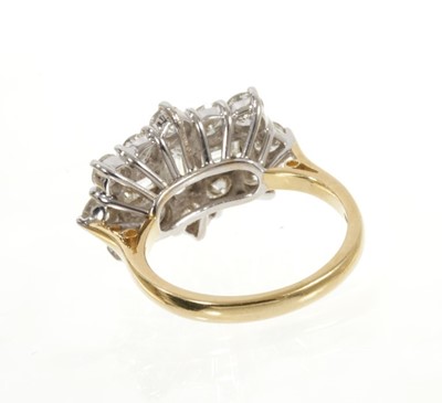 Lot 453 - Diamond cluster ring