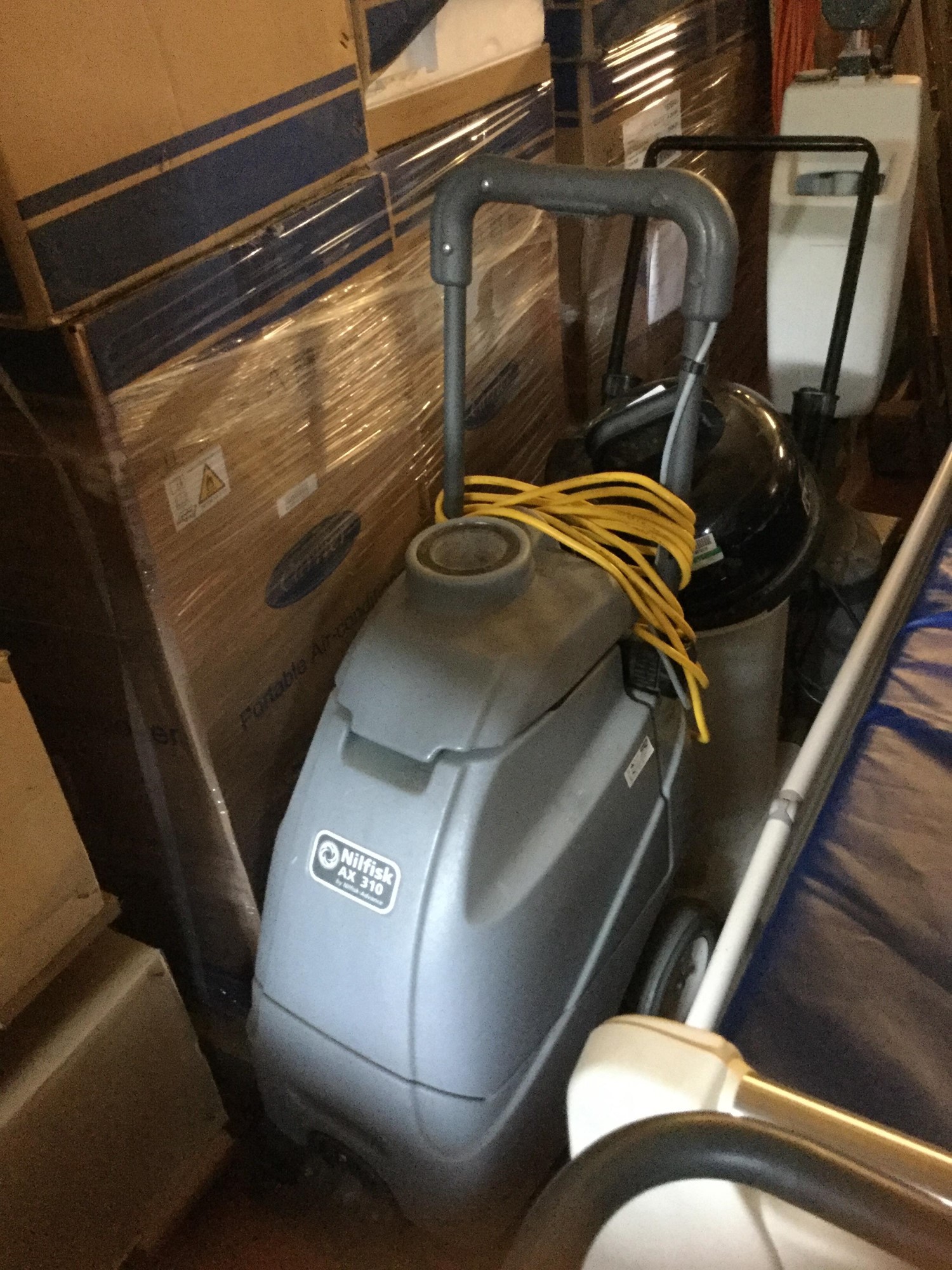 Lot 16 Nilfisk AX310 carpet cleaner