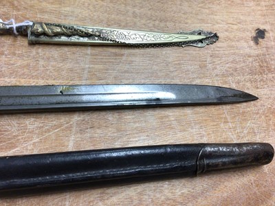 Lot 862 - British 1907 pattern Enfield bayonet and a South American dagger together with a Raid Fire Challenger cap gun (3)