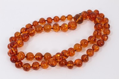 Lot 500 - Amber bead necklace