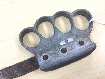 Lot 868 - First World War period Private purchase knuckle duster knife