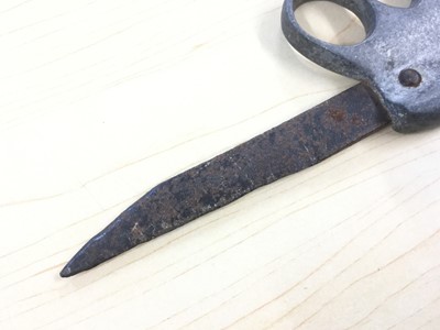 Lot 868 - First World War period Private purchase knuckle duster knife