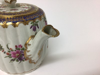 Lot 145 - Worcester teapot and cover