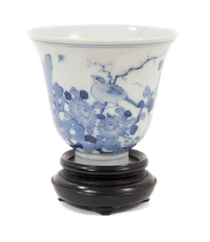 Lot 136 - Chinese blue and white tea bowl and stand