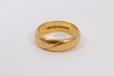 Lot 496 - 22ct gold wedding ring