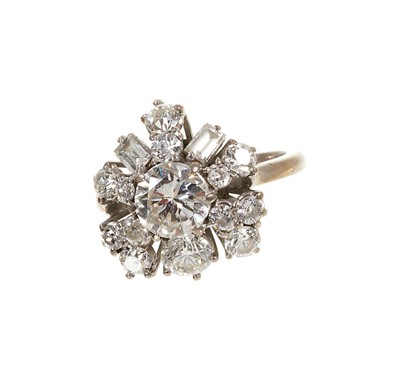 Lot 450 - Diamond cluster ring