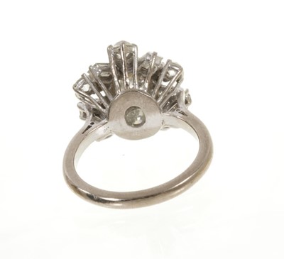 Lot 450 - Diamond cluster ring