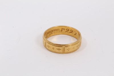 Lot 492 - 22ct gold wedding ring