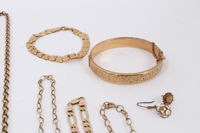 Lot 495 - Group of 9ct gold and yellow metal jewellery to include a ladies 
wristwatch, 9ct gold hinged bangle, various chains and bracelets