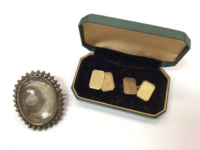 Lot 900 - Pair of 9ct gold cuff links and oval glazed locket brooch containing hair