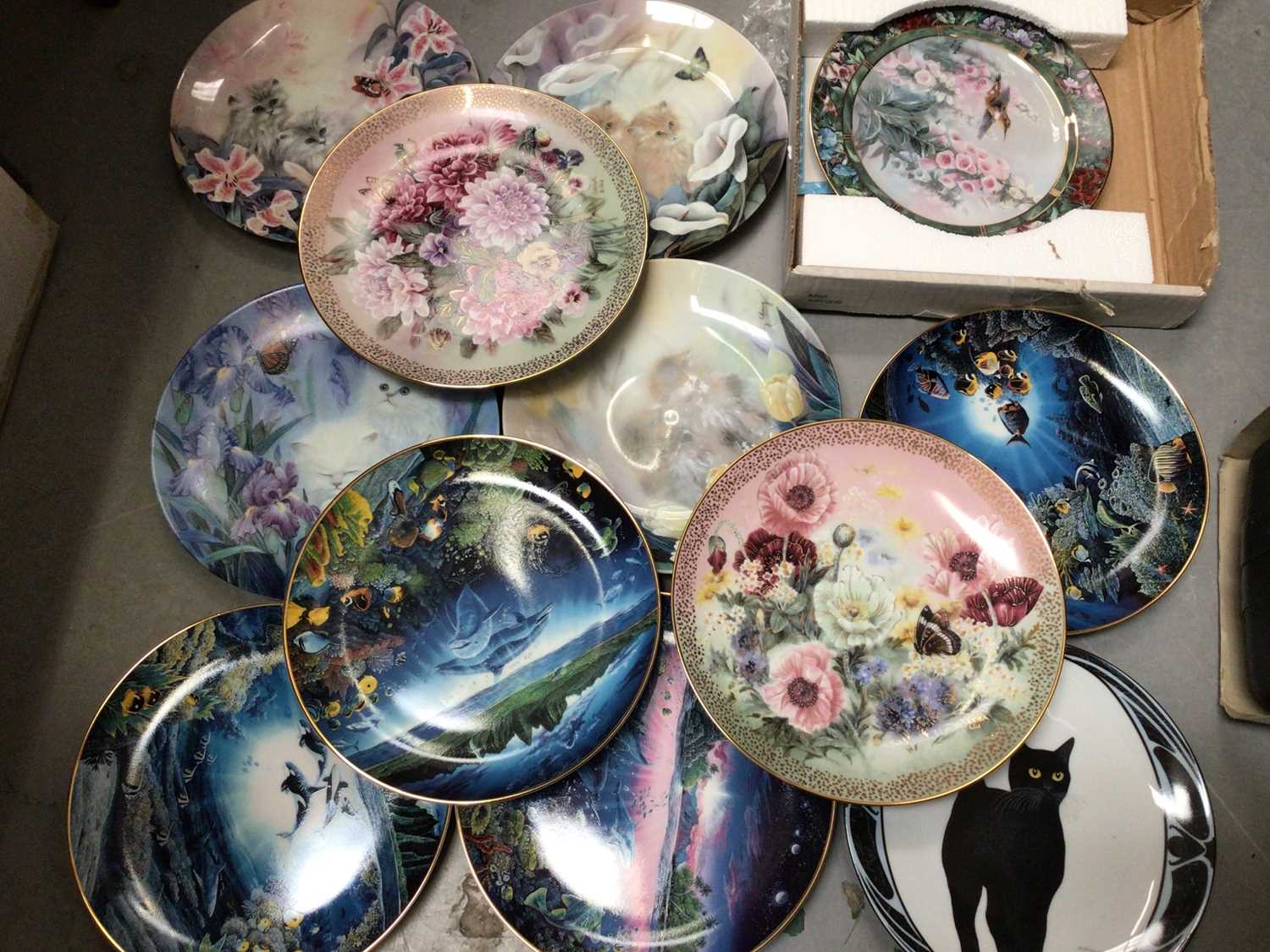 Lot 320 Large quantity of collectors plates, mostly