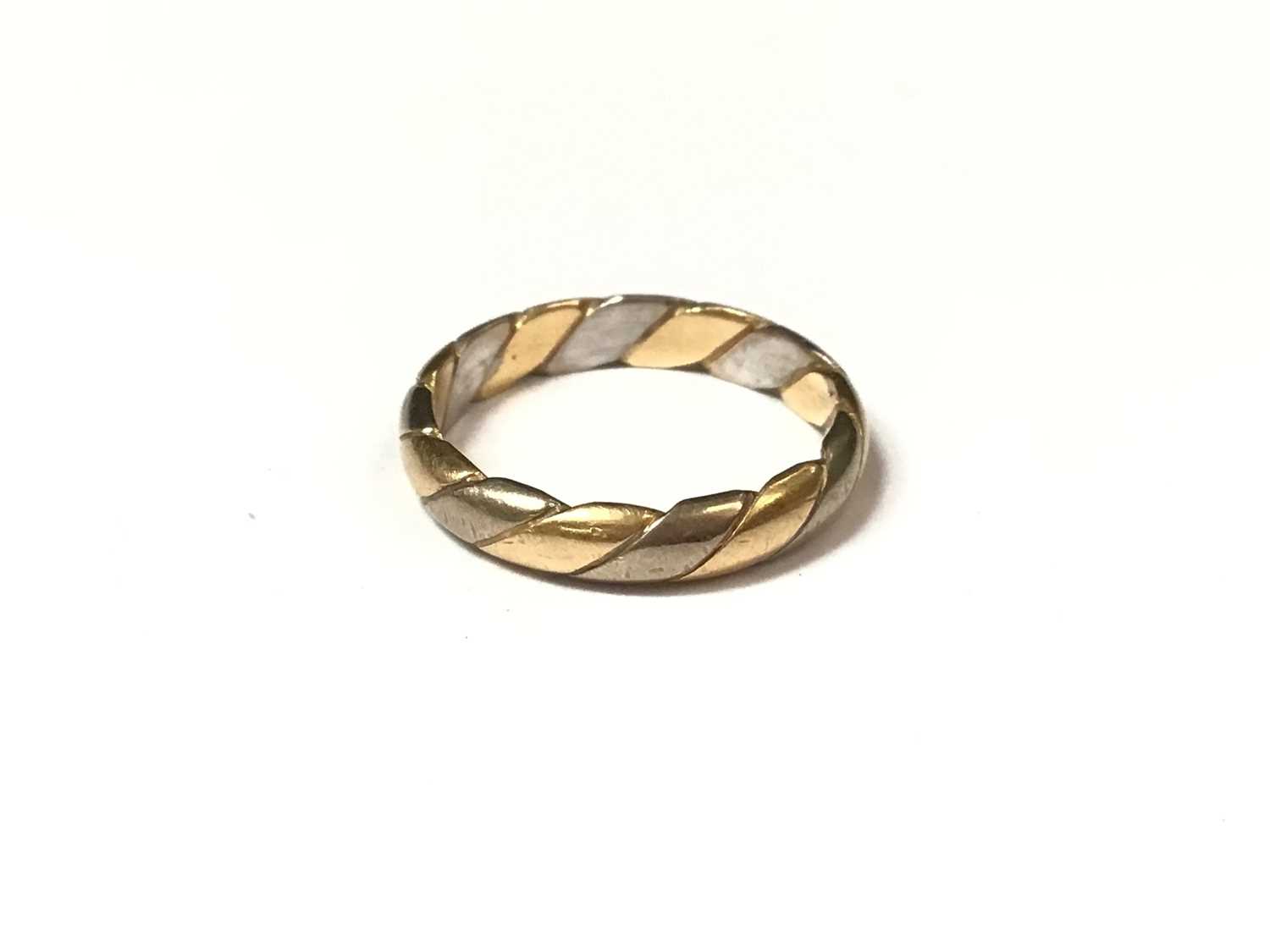 Lot 903 - Yellow and white metal rope twist style ring