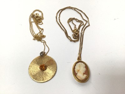 Lot 927 - Yellow metal disc pendant on yellow metal chain and 9ct gold mounted cameo pendant on chain