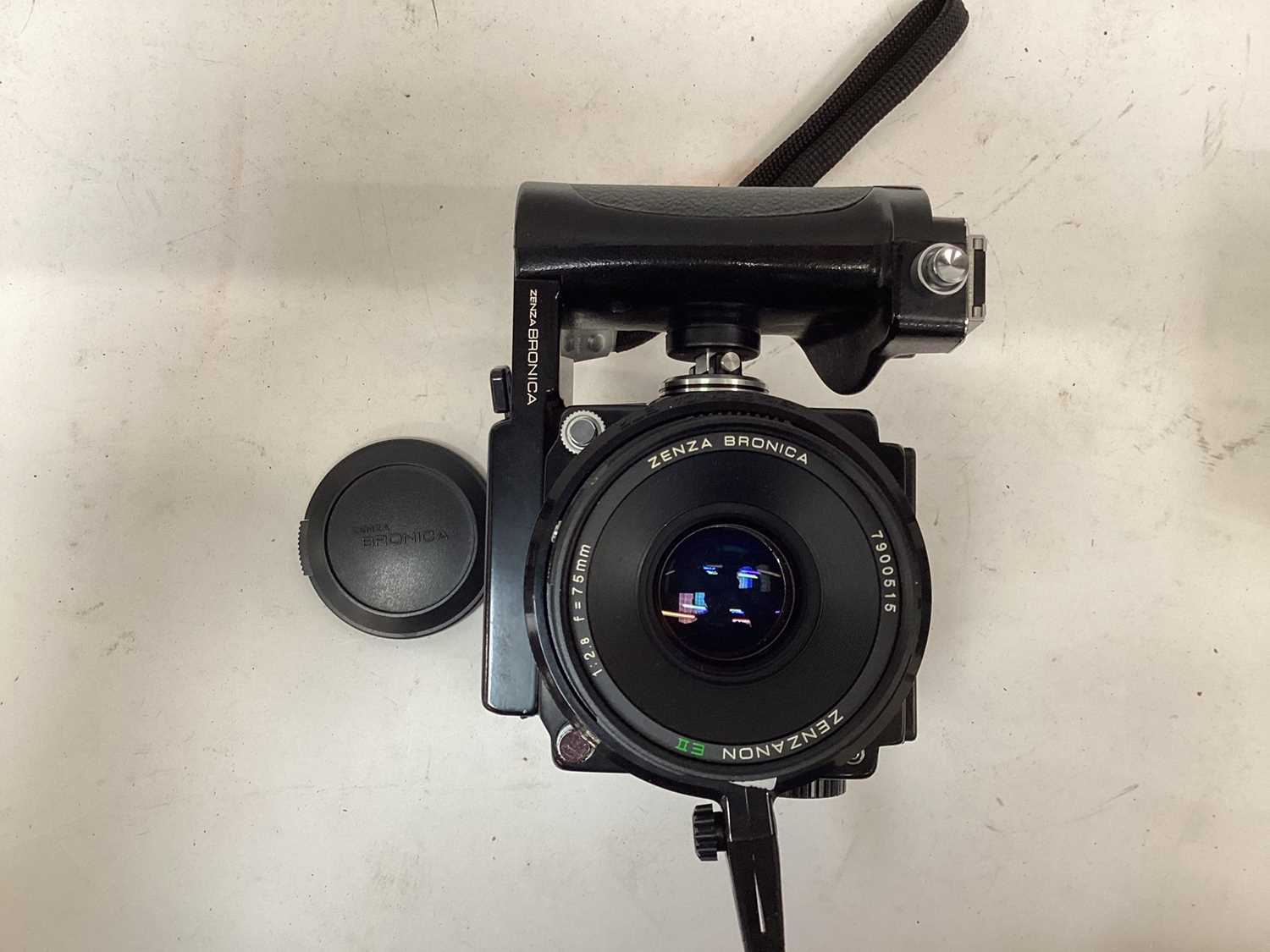 Lot 2351 - Bronica ETRS medium format outfit