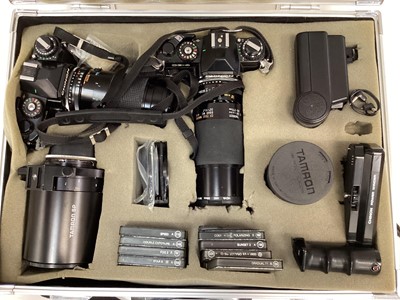 Lot 2352 - Group of cameras and accessories