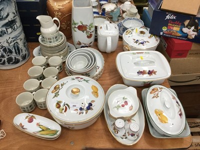 Lot 490 - Royal Worcester Evesham dinner ware and a Royal Doulton Tapestry pattern tea service