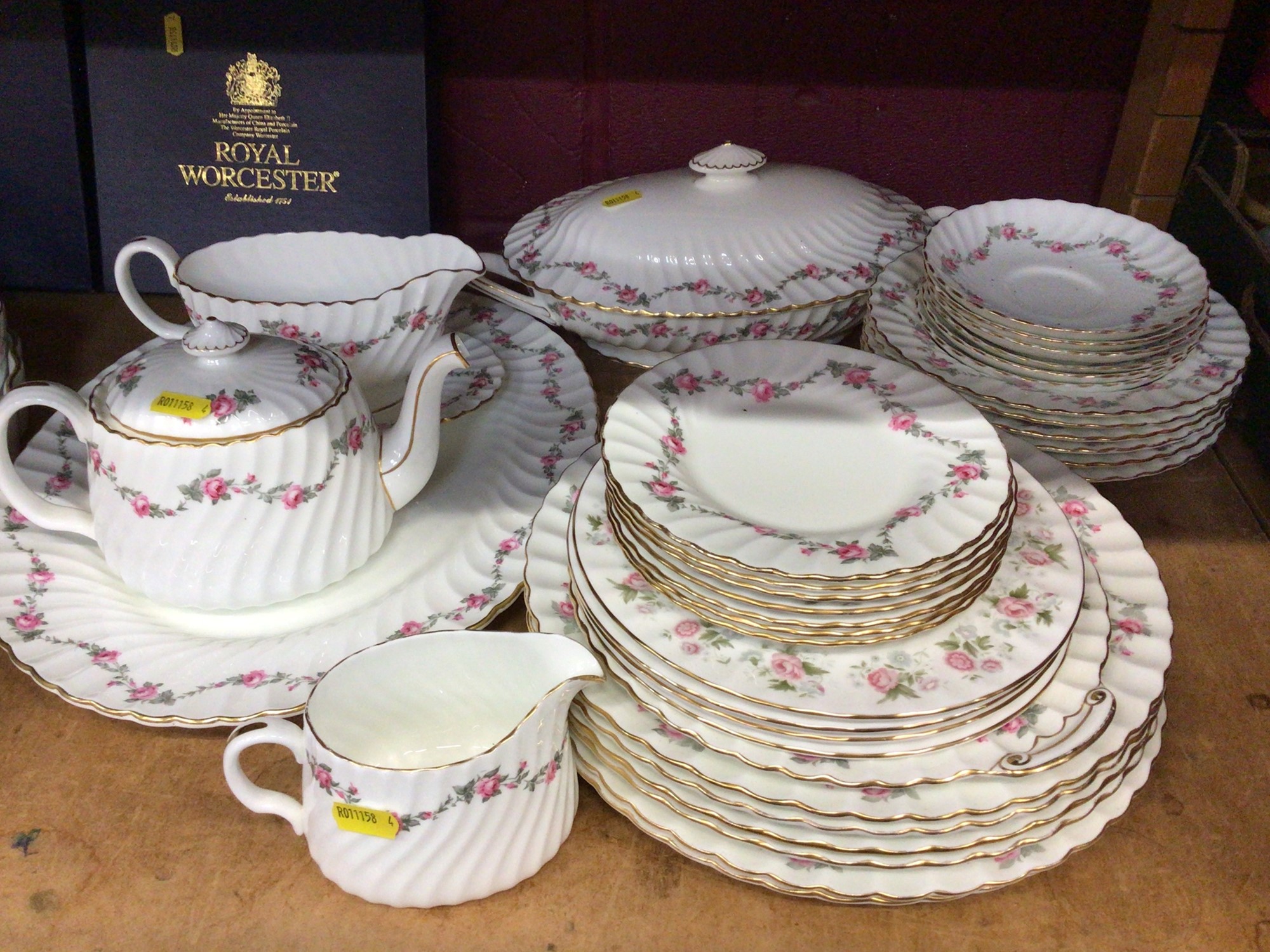 Lot 682 Minton 'Spring Bouquet' tea and dinner