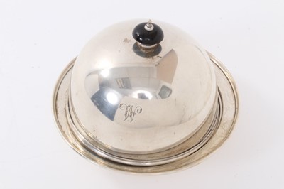 Lot 273 - 1930s silver muffin dish of circular form, with separate internal dish and domed cover