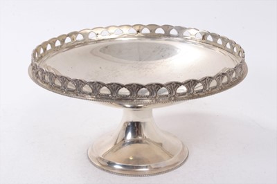 Lot 277 - 1920s silver cake or fruit dish with decorative pierced border, on a circular pedestal (London 1927)