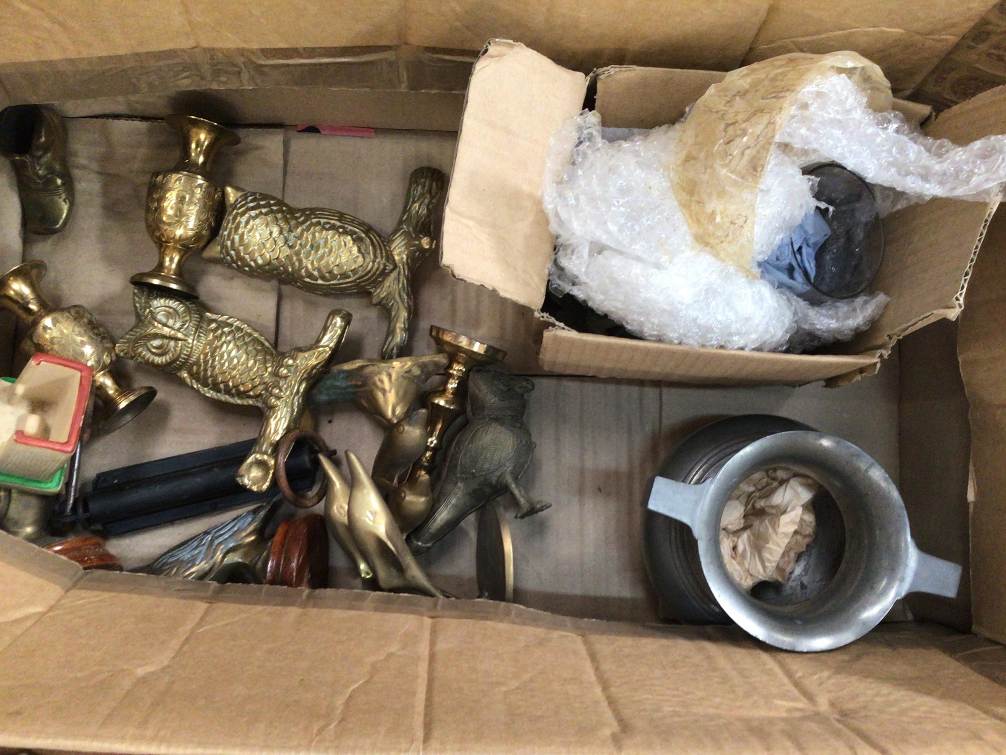 Lot 711 - 1 box of copper, camera lenses, coins