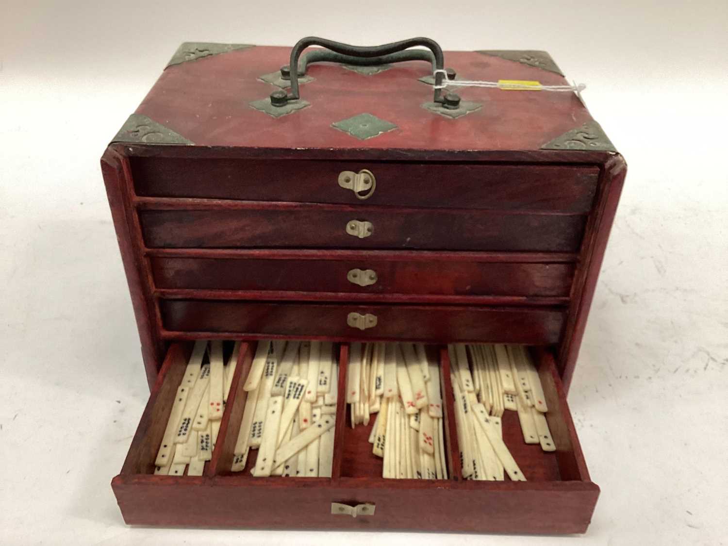 Lot 2423 - Bone and bamboo Mah Jong set