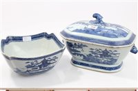 Lot 315 - Late 18th century Chinese export blue and...