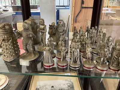 Lot 2556 - Set of Danbury Mint Doctor Who themed chess pieces and other figures