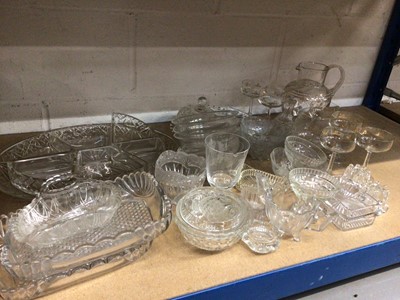 Lot 125 - Group of glassware, including a set of gilt champagne glasses
