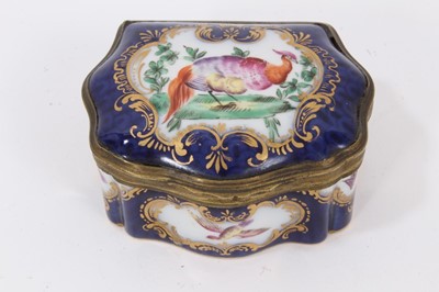 Lot 128 - Samson porcelain trinket box with bird decoration