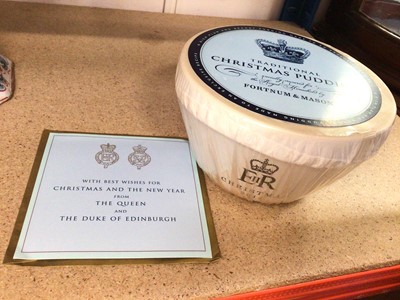 Lot 357 - HM Queen Elizabeth II Fortnum & Mason 2014 Christmas pudding with gift card