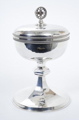 Lot 241 - Contemporary silver Ciborium of conventional form, with overall planished, rope twist borders and slip in cover, raised