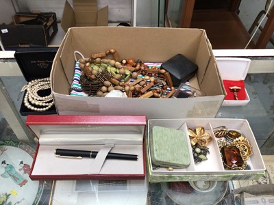 Lot 947 - Costume jewellery and bijouterie including vintage brooches, bead necklaces, cameo ring, agate panel bracelet and Shaeffer fountain pen in case