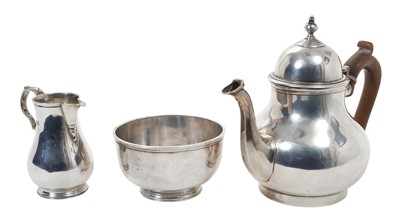 Lot 379 - Edwardian silver bachelors' three piece teaset comprising teapot of baluster form with domed hinged cover and fruitwood handle, together