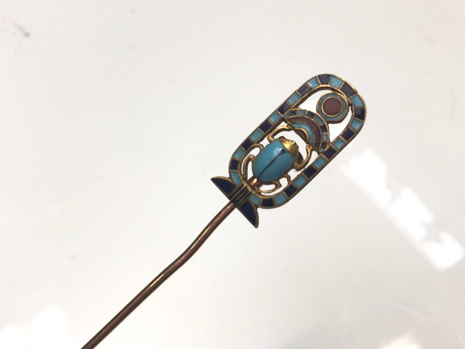 Lot 30 - Egyptian Revival gold (stamped 585) hat pin with enamel scarab beetle decoration