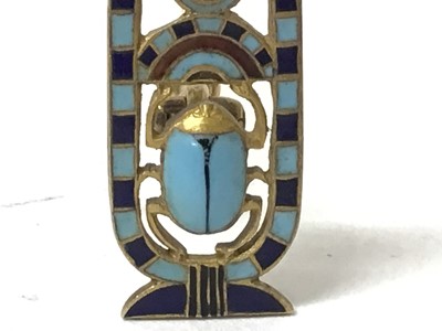 Lot 30 - Egyptian Revival gold (stamped 585) hat pin with enamel scarab beetle decoration