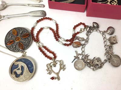 Lot 46 - Group silver jewellery, amber, napkin rings, teaspoons and other items