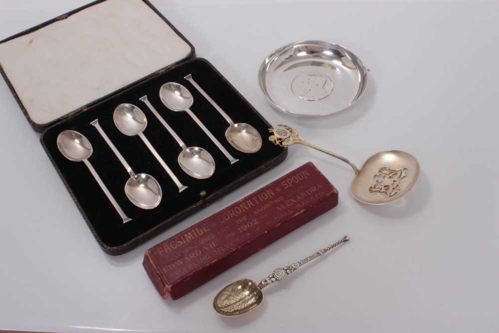Lot 153 - Set of six George V silver teaspoons, (Sheffield 1926), in a fitted case, together with a George V 1935 silver jubilee pin dish, (London 1935), Edwardian silver anointing spoon