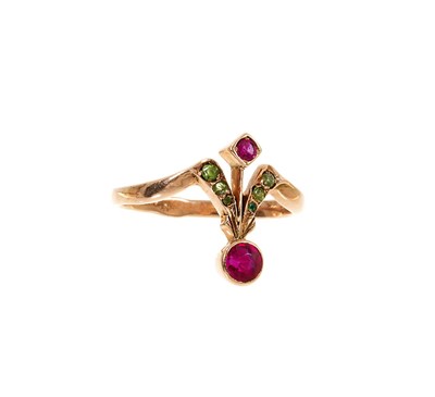 Lot 469 - Art Nouveau green and red garnet ring