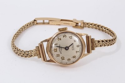 Lot 569 - Ladies 9ct gold wristwatch