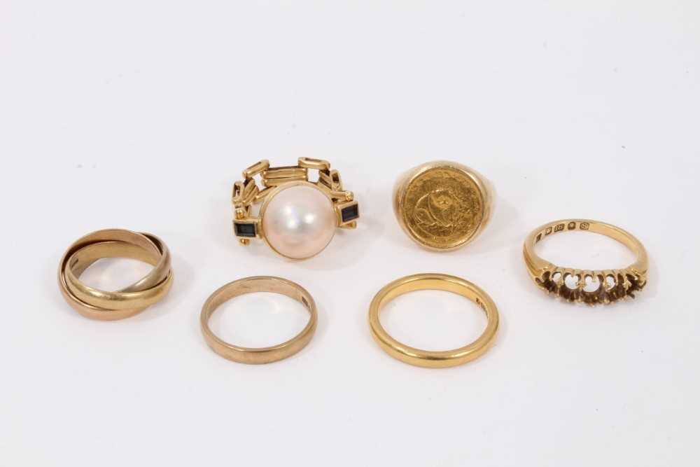 Lot 524 - Five gold rings