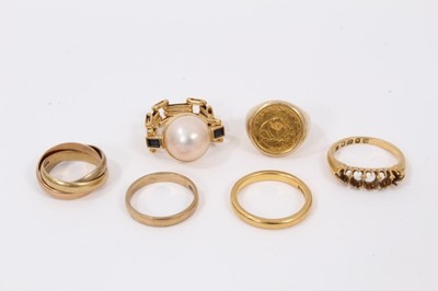 Lot 524 - Five gold rings