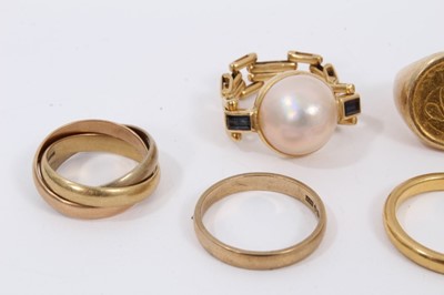 Lot 524 - Five gold rings