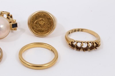 Lot 524 - Five gold rings