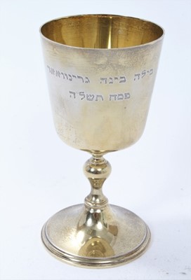 Lot 417 - Contemporary silver gilt goblet of conventional form with engraved Hebrew inscription, (London 1975) maker Anthony Gordon Elson, all at 12ozs, 16.8cm in height.