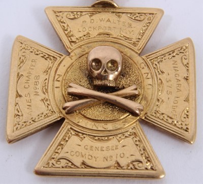 Lot 528 - Victorian gold Masonic pendant, the Maltese cross with skull and crossed bones and engraved Masonic emblems, approximately 40mm x 25mm.