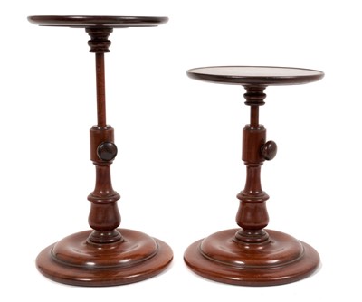 Lot 1016 - Pair of good quality 19th century turned mahogany adjustable circular display stands with side screw adjusters on circular socles