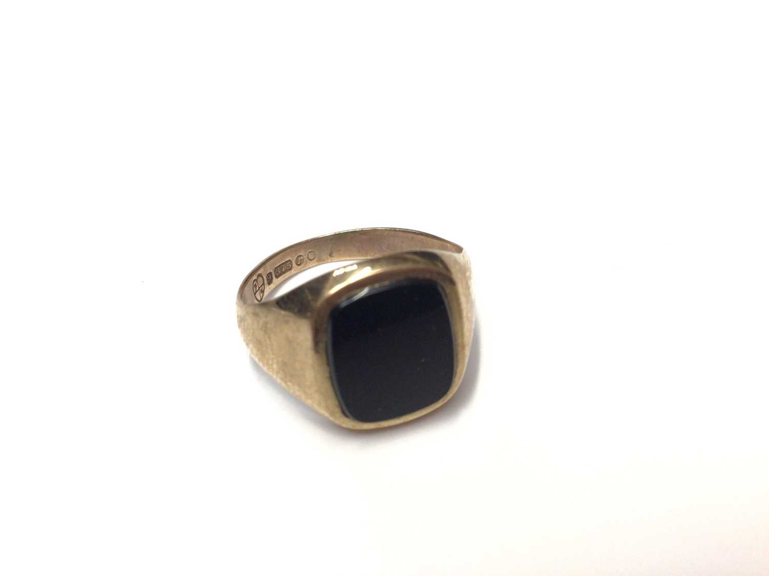 Lot 51 - 9ct gold black onyx signet ring