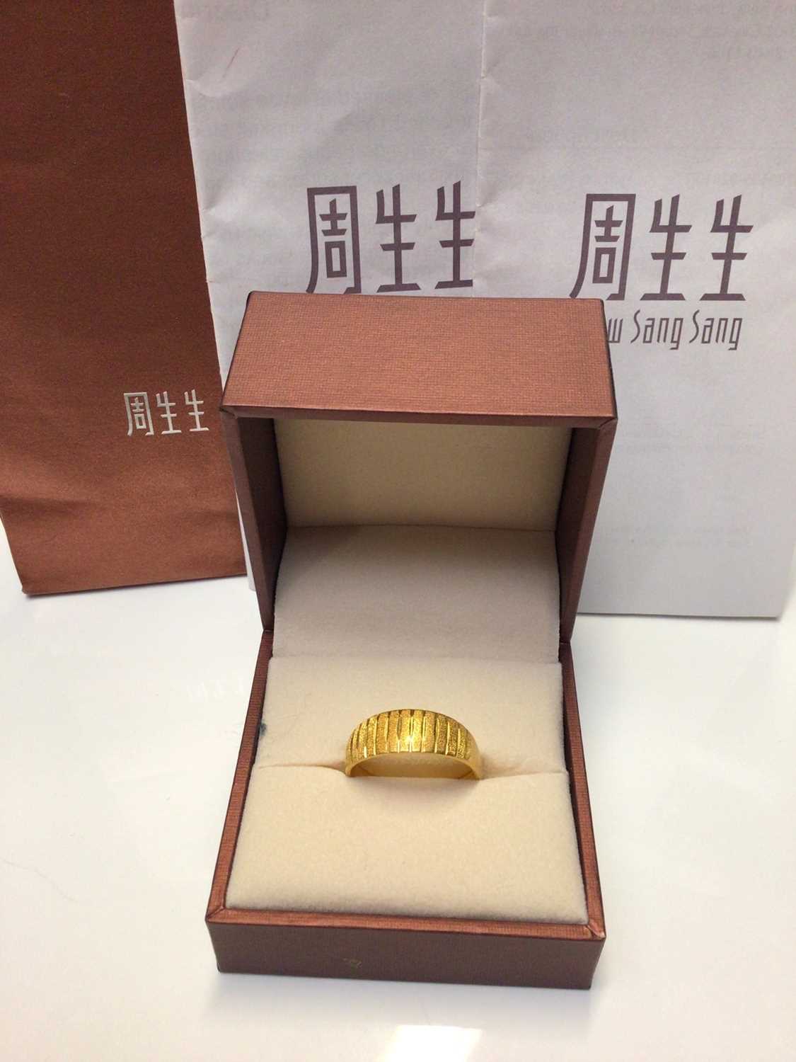 Lot 38 - Chinese gold ring with adjustable shank (stamped 999.9 KL)